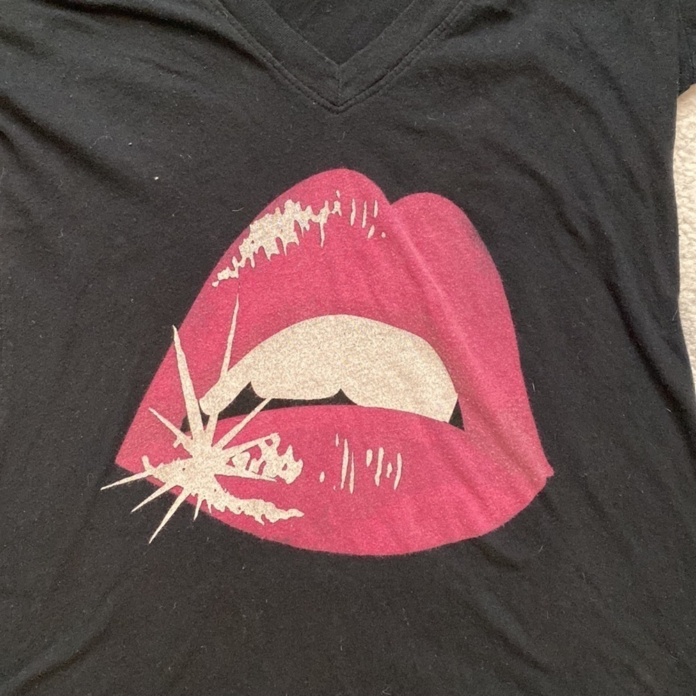 Wildfox Black Short Sleeve V-Neck Tee with Pink Lip Graphic - Picture 2 of 4